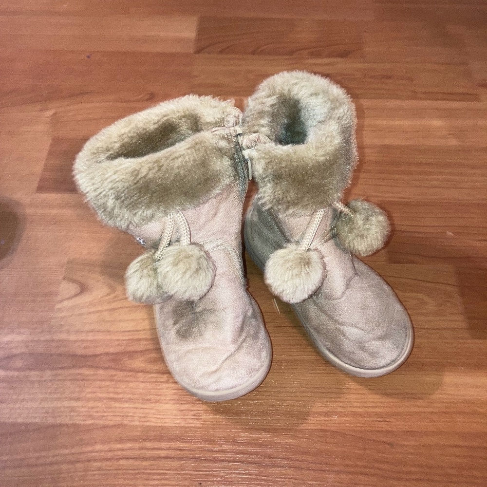 Girls brown fuzzy boots sz